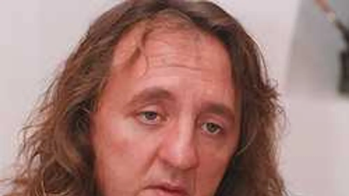 Megdöbbentő: Hónapok óta romokban áll Zámbó Jimmy sírja