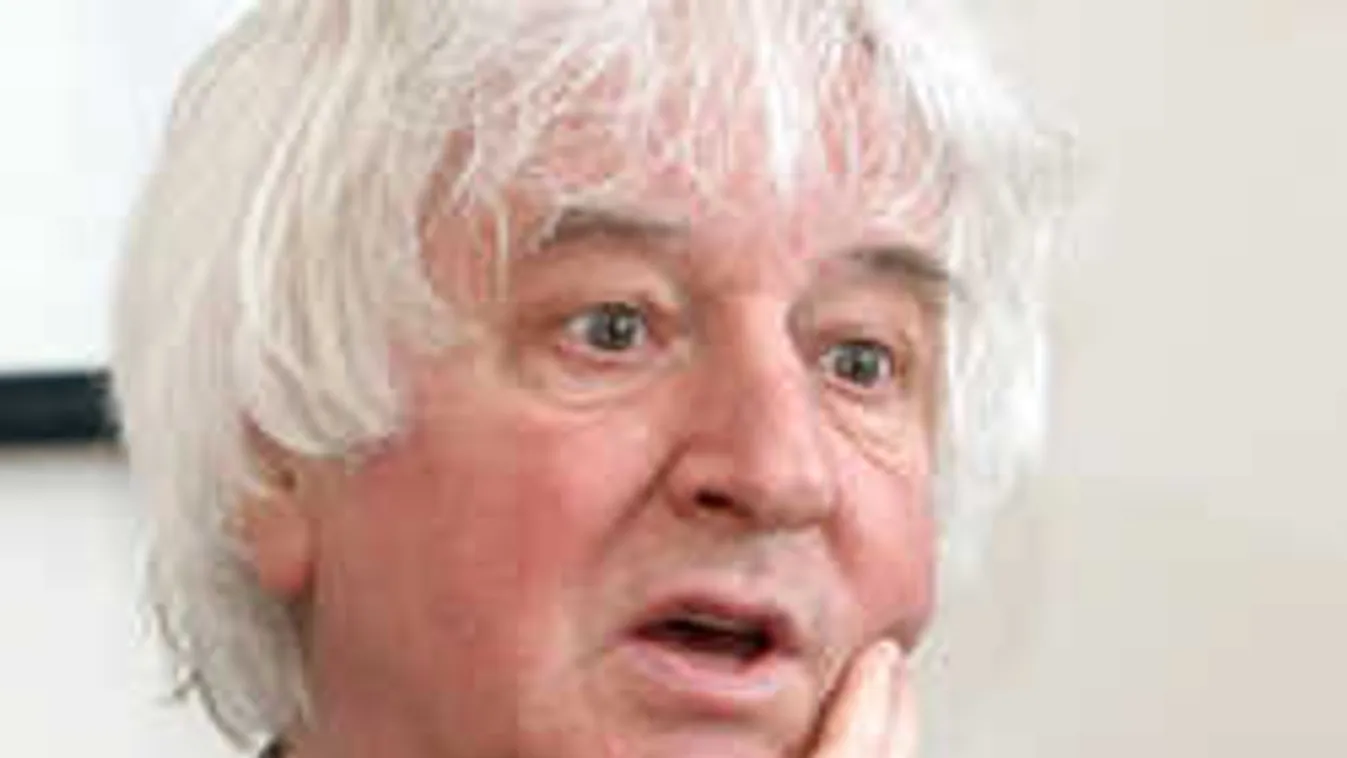 Ekkor tér vissza a színpadra, az agyműtéten átesett magyar legenda