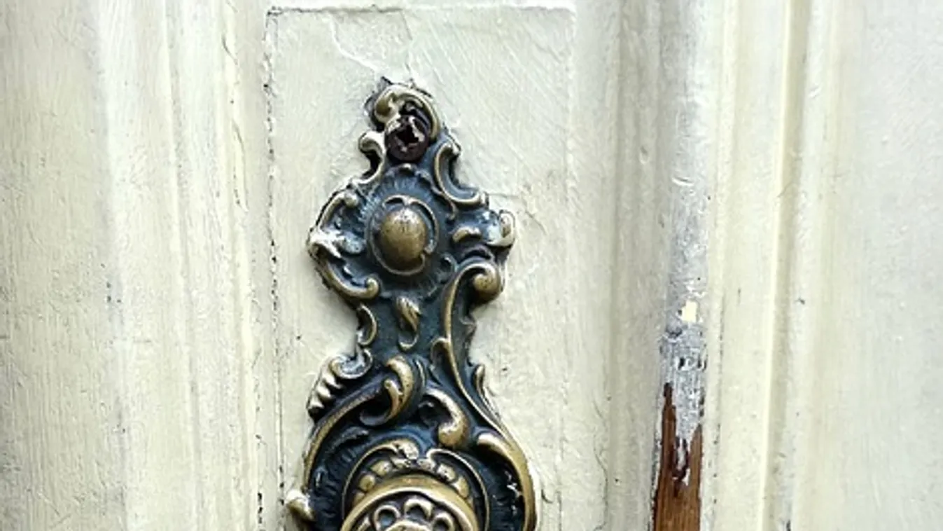 Megverte a tanárnő a diákot – videó készült a kulcslyukon keresztül