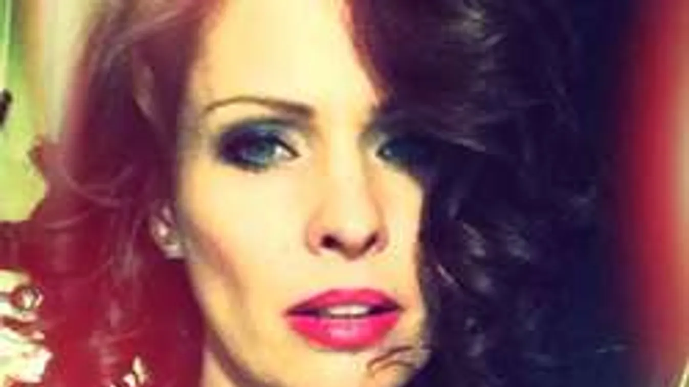 Merész dekoltázst villantott Dobó Kata