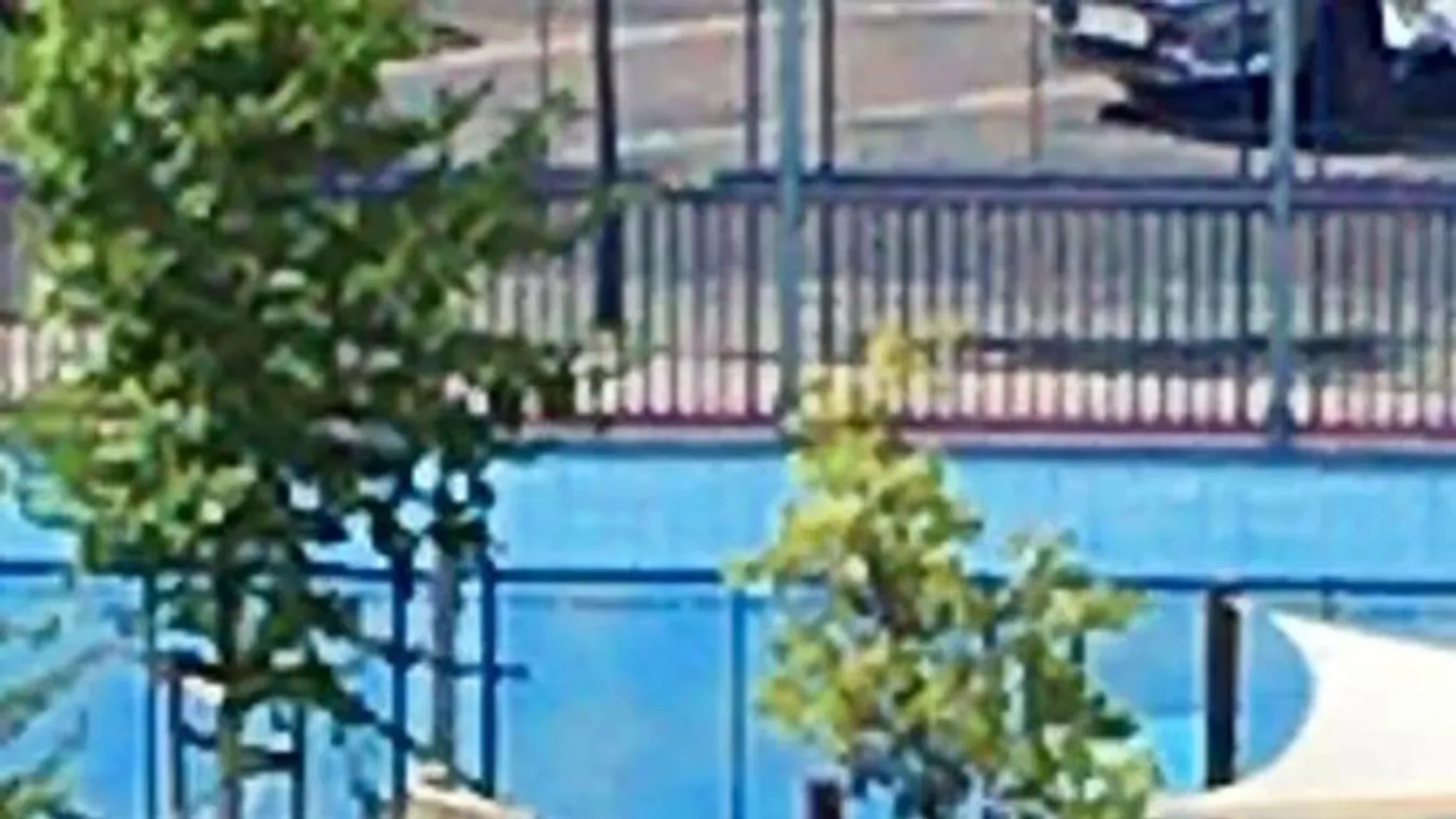 Félmeztelen férfi figyeli a gyerekeket