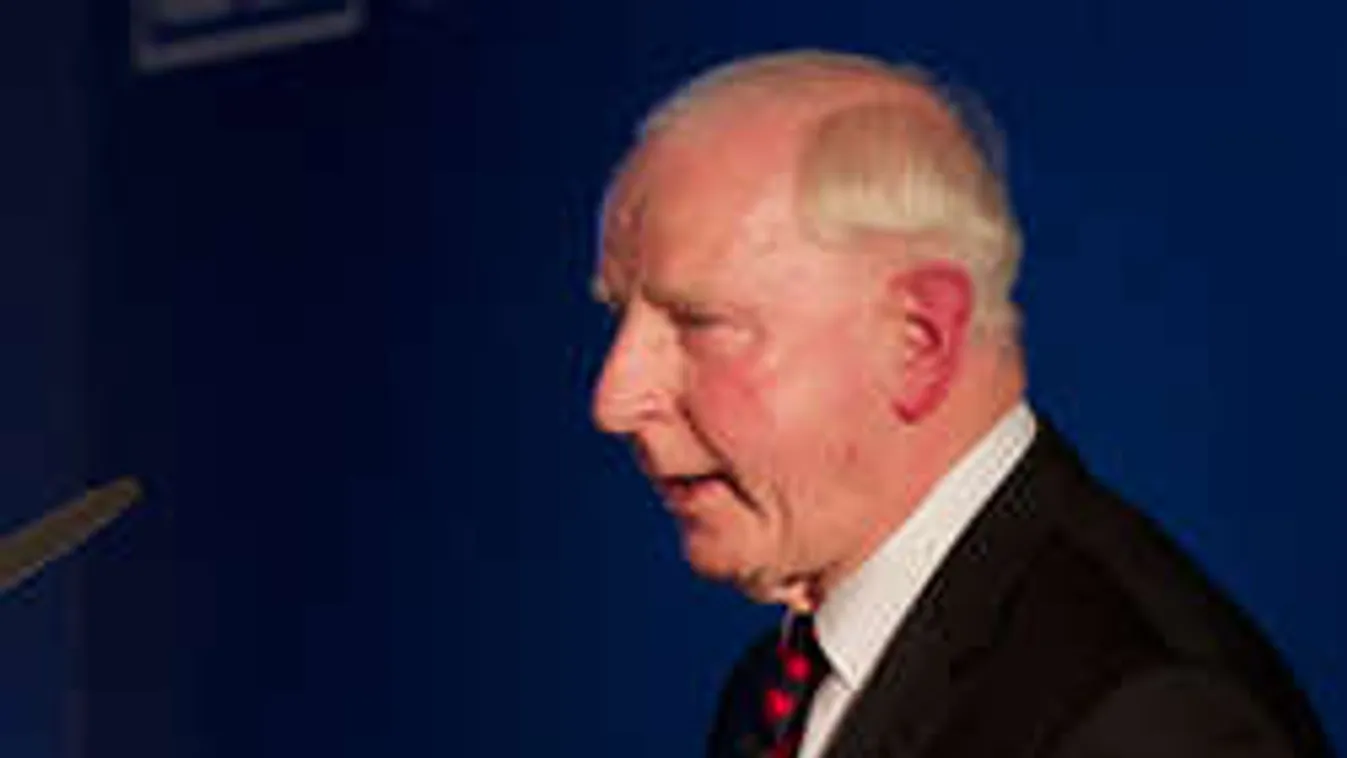 Csúnyán megalázták a fia szobájában meztelenkedő csaló elnököt