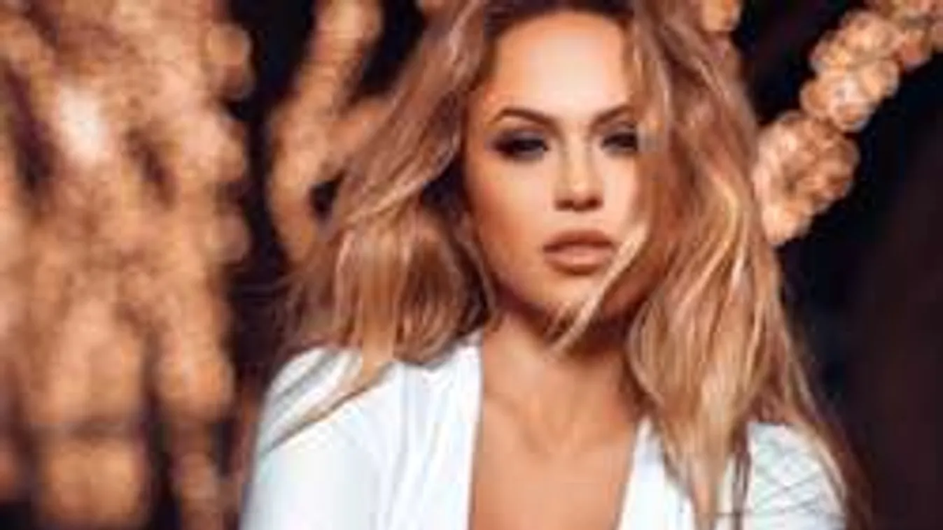 Meredező bimbókkal villant cicit a brutál testű fitneszmodell