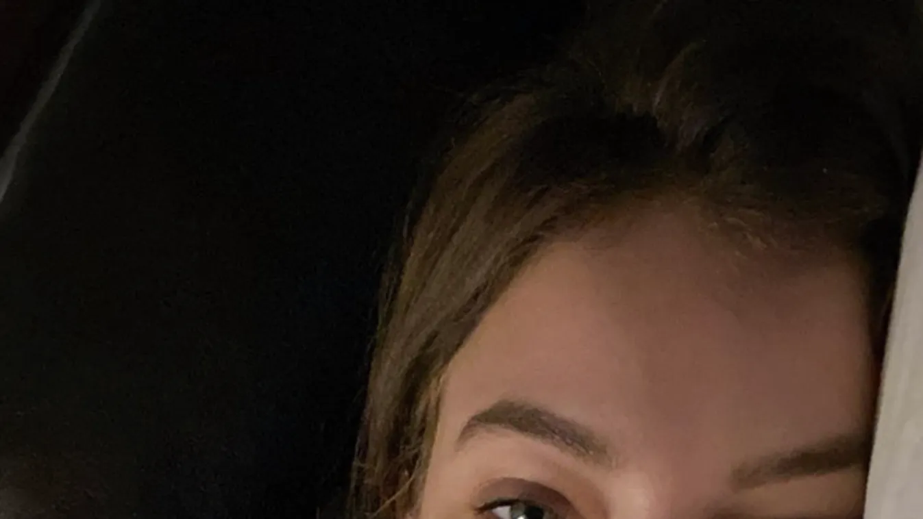 Az ágyból üzent Palvin Barbi, nincs valami jó bőrben