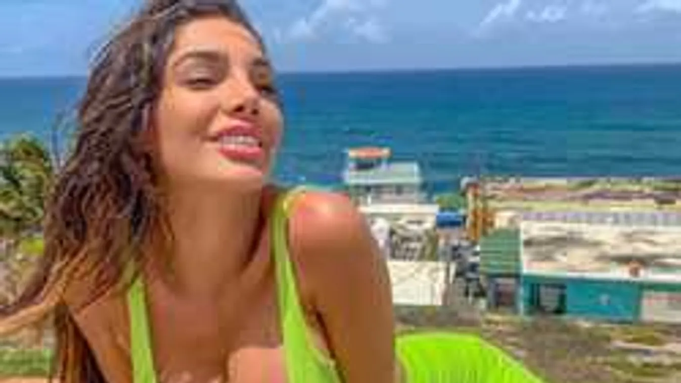 Mindene látszik, áttetsző ruhában villant a nagy mellű szurkolólány