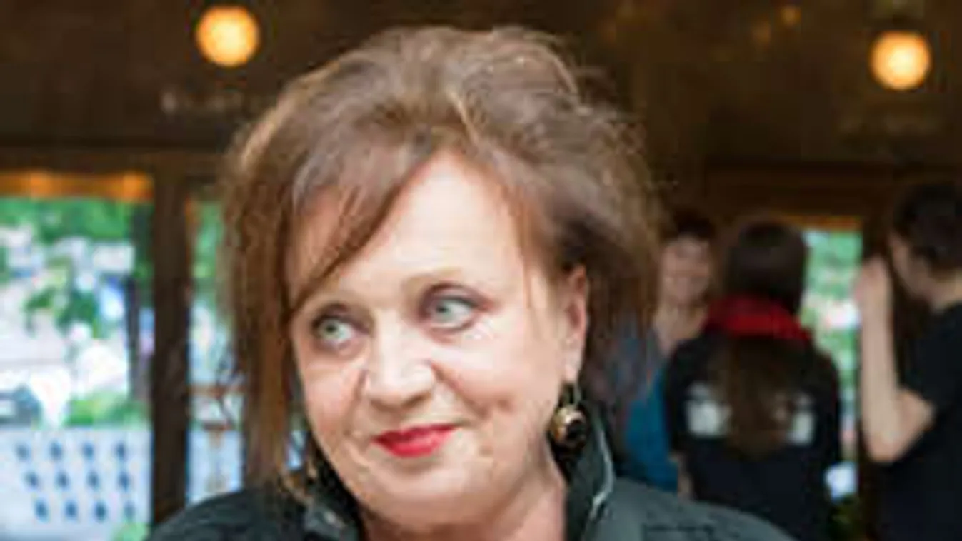 Dráma: Fájdalmai miatt felmondott Csákányi Eszter!