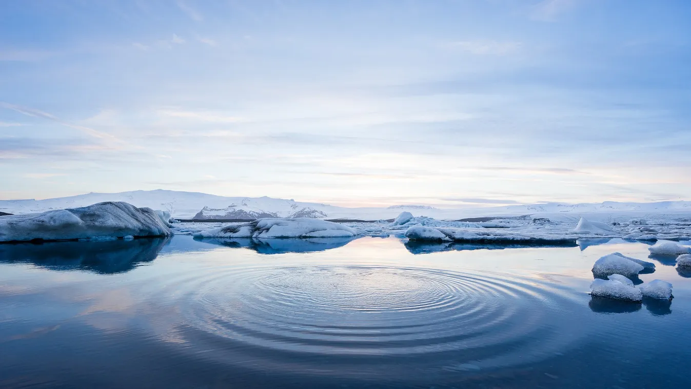 Fantasztikus látvány: ritka jelenséget fotóztak a fagyos tengerparton