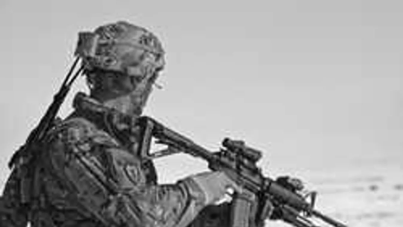 Holtan esett össze az utcán a fiatal katona