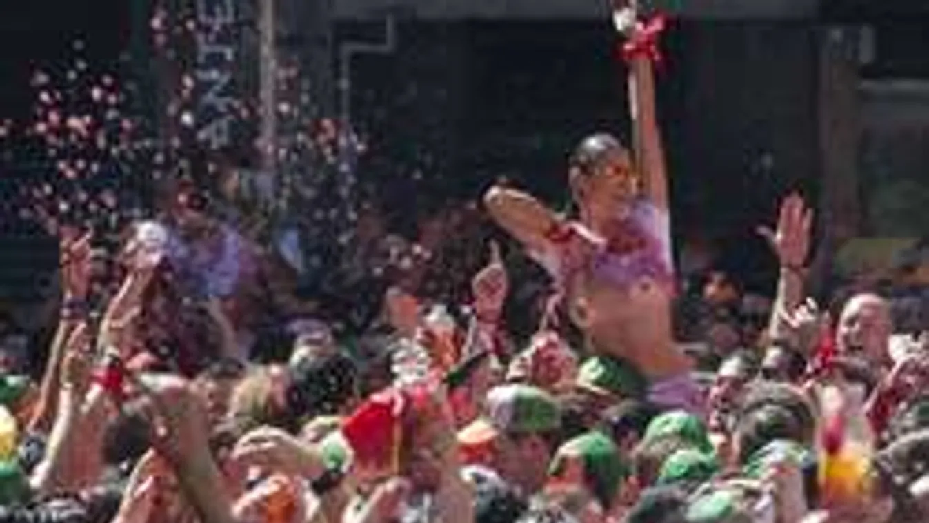 A csajok teljesen elszabadultak a bikafuttatáson!