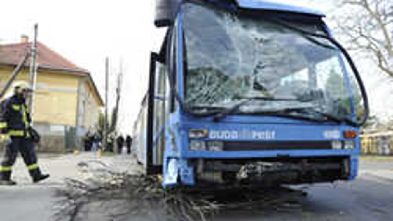 Hármas karambolban törtek rommá egy BKV-buszt reggel - fotók