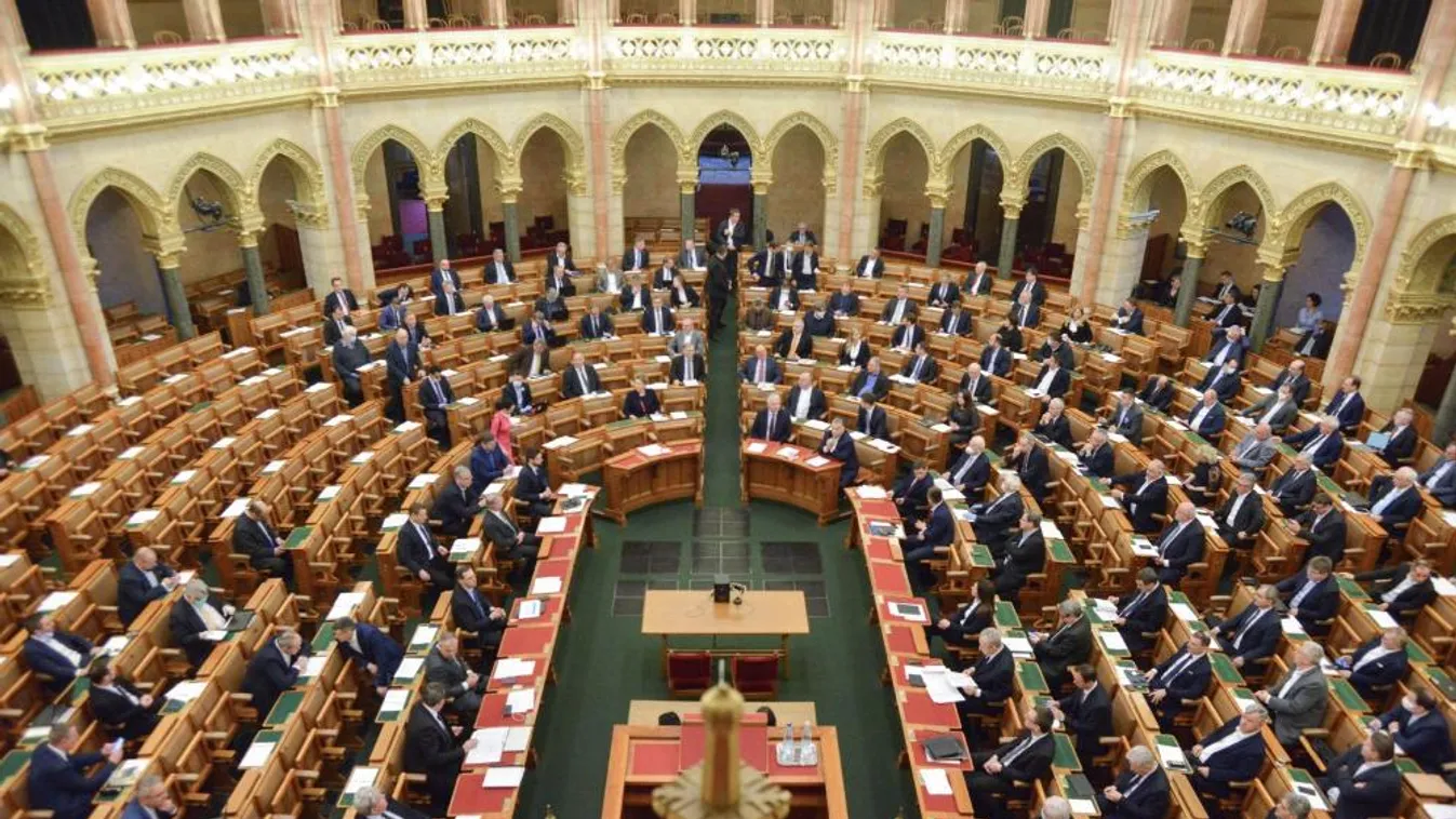 Döntött a parlament: Elfogadták az alaptörvény módosítását