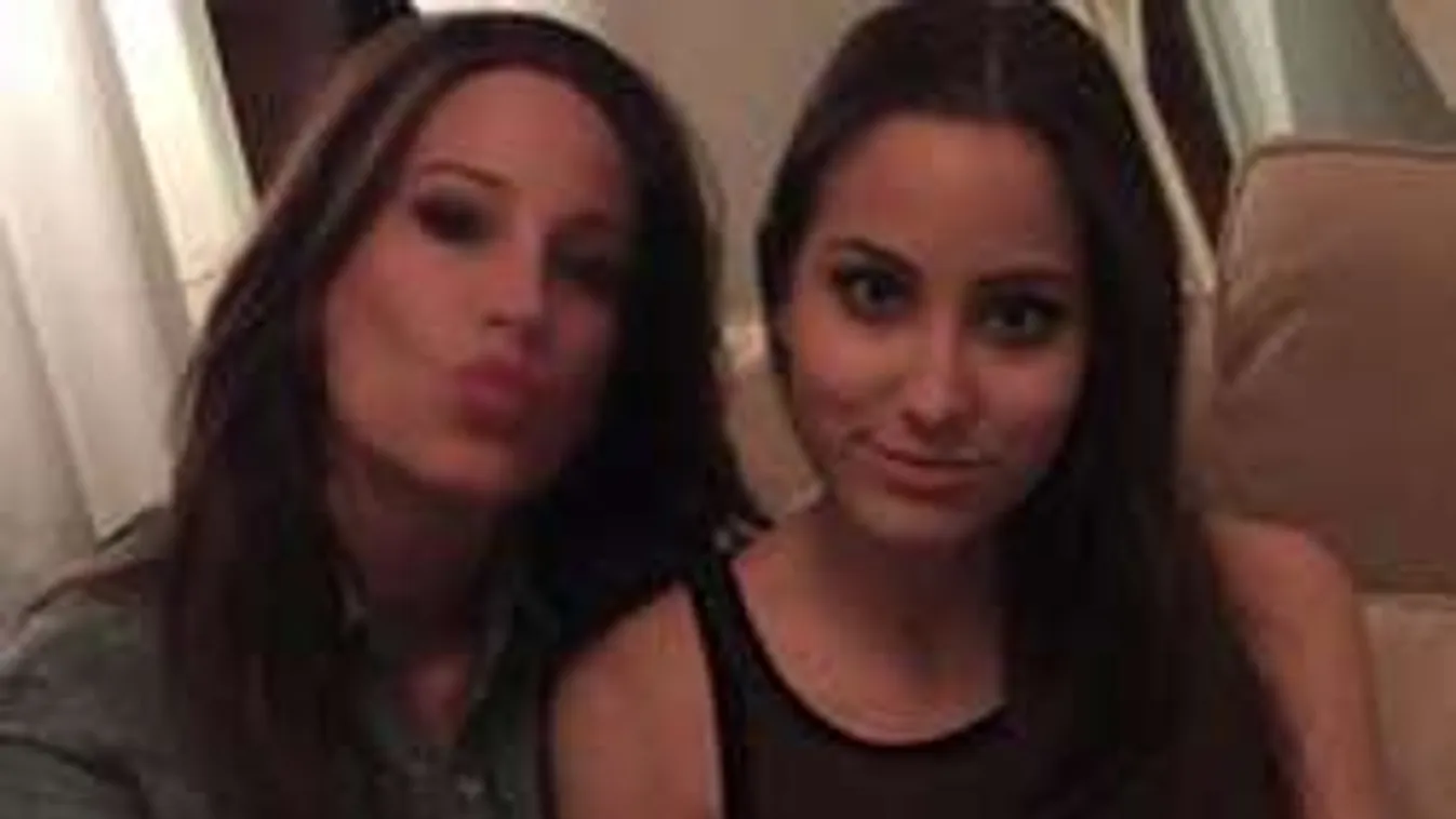 Vajna Tímea és húga együtt szexiskednek - szavazhatunk ki a dögösebb