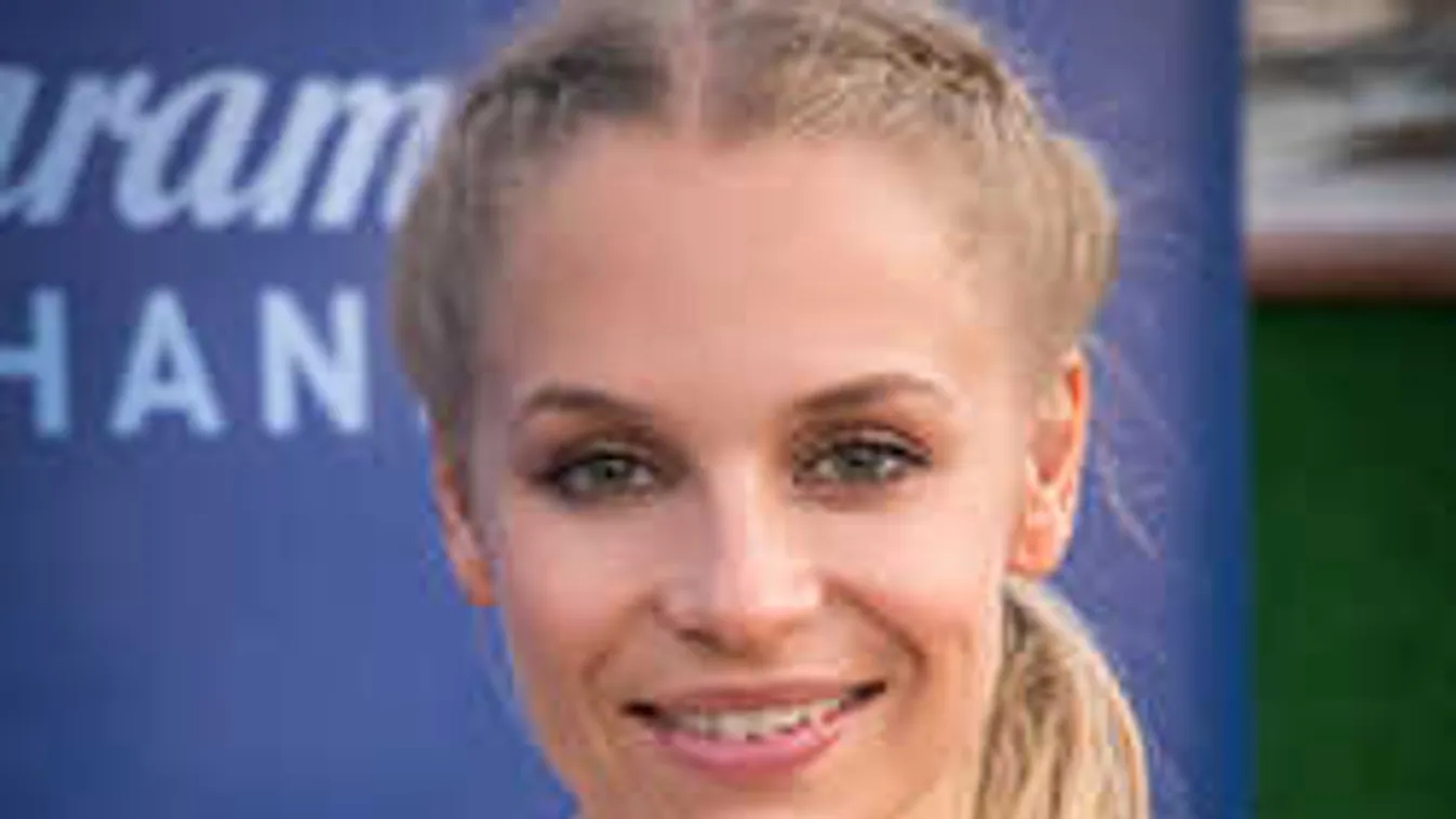 Nem szégyenlős, fehérneműre vetkőzött a magyar műsorvezető