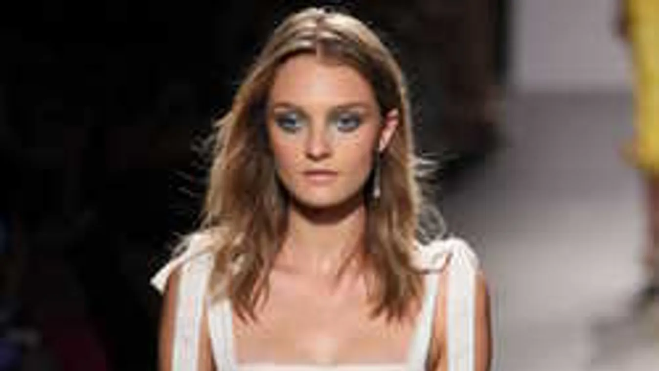 Áttetsző csipkébe bújtak a nők! Õrülten szexi lett a nyári ruha