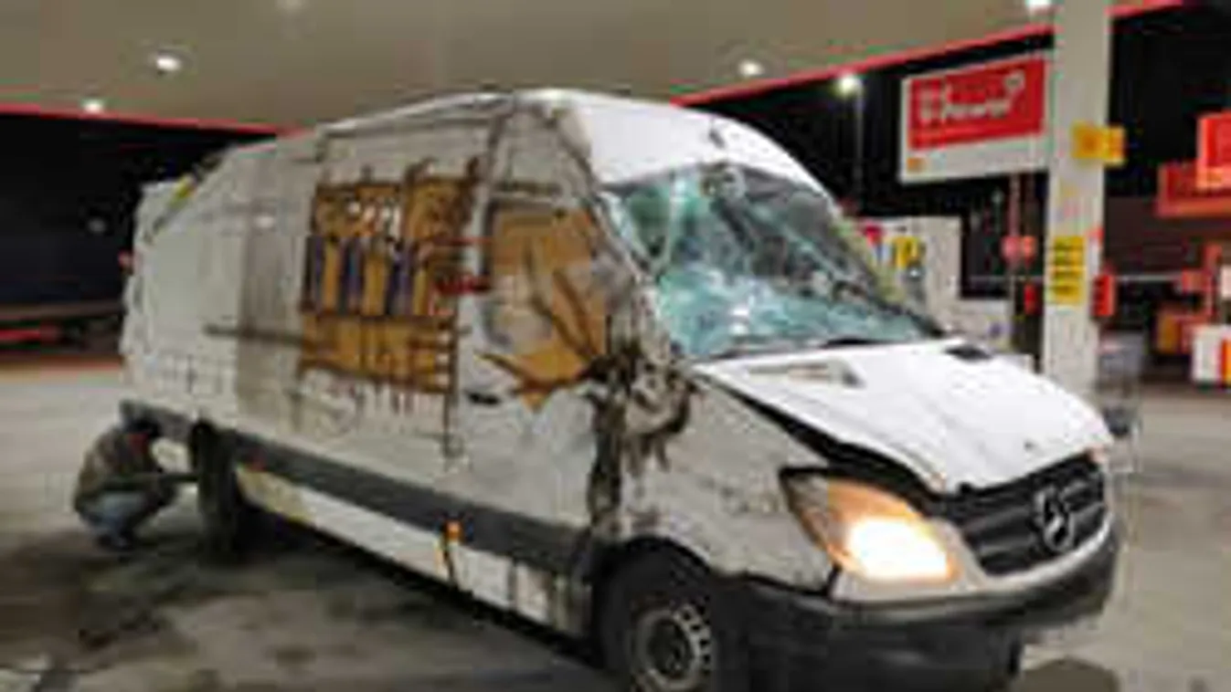 Így robogott a teljesen szétvágott kisteherautó a hazai sztrádákon