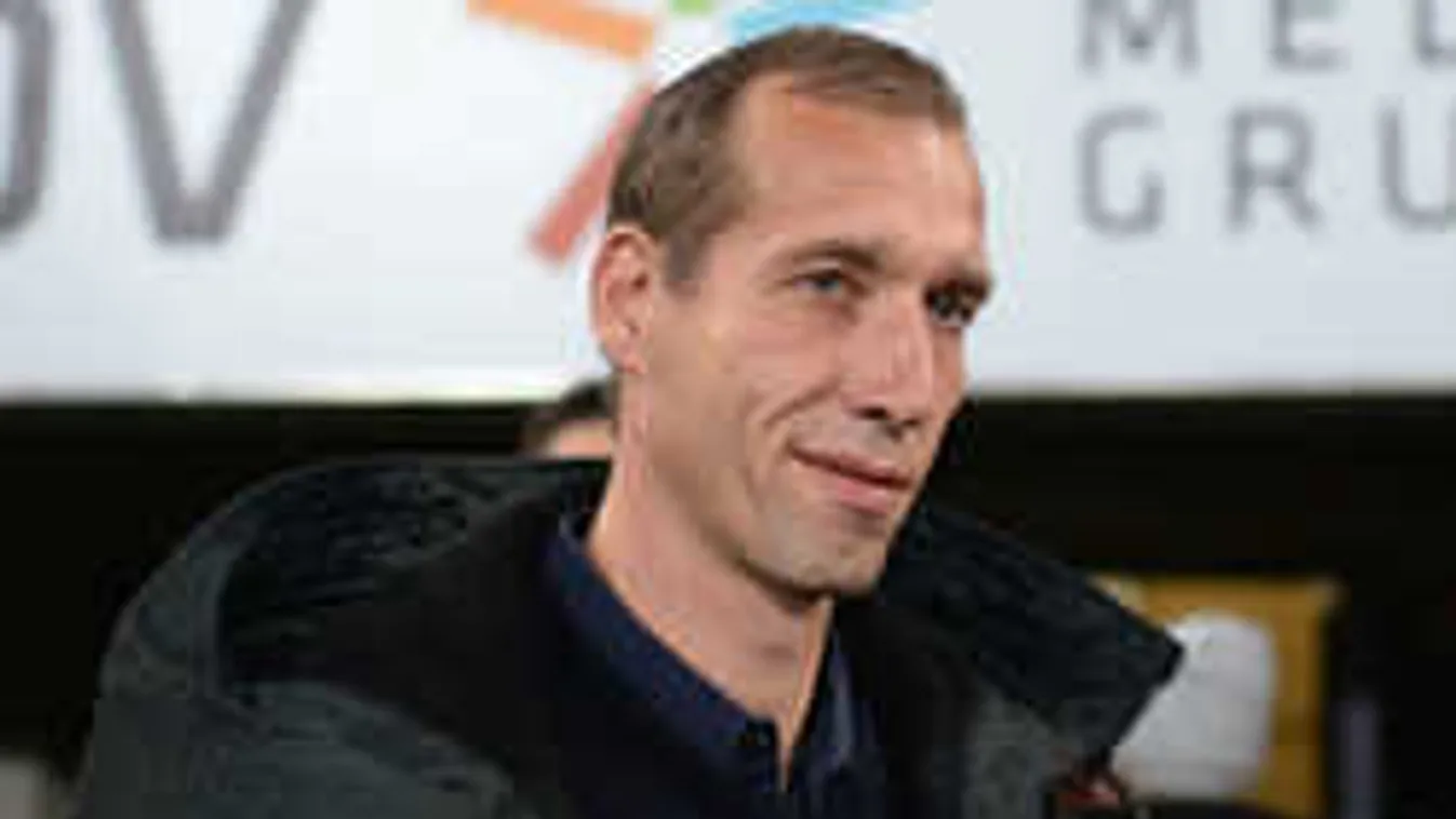 Dráma a focipályán, rohammentő vitte el a nagy múltú klub edzőjét