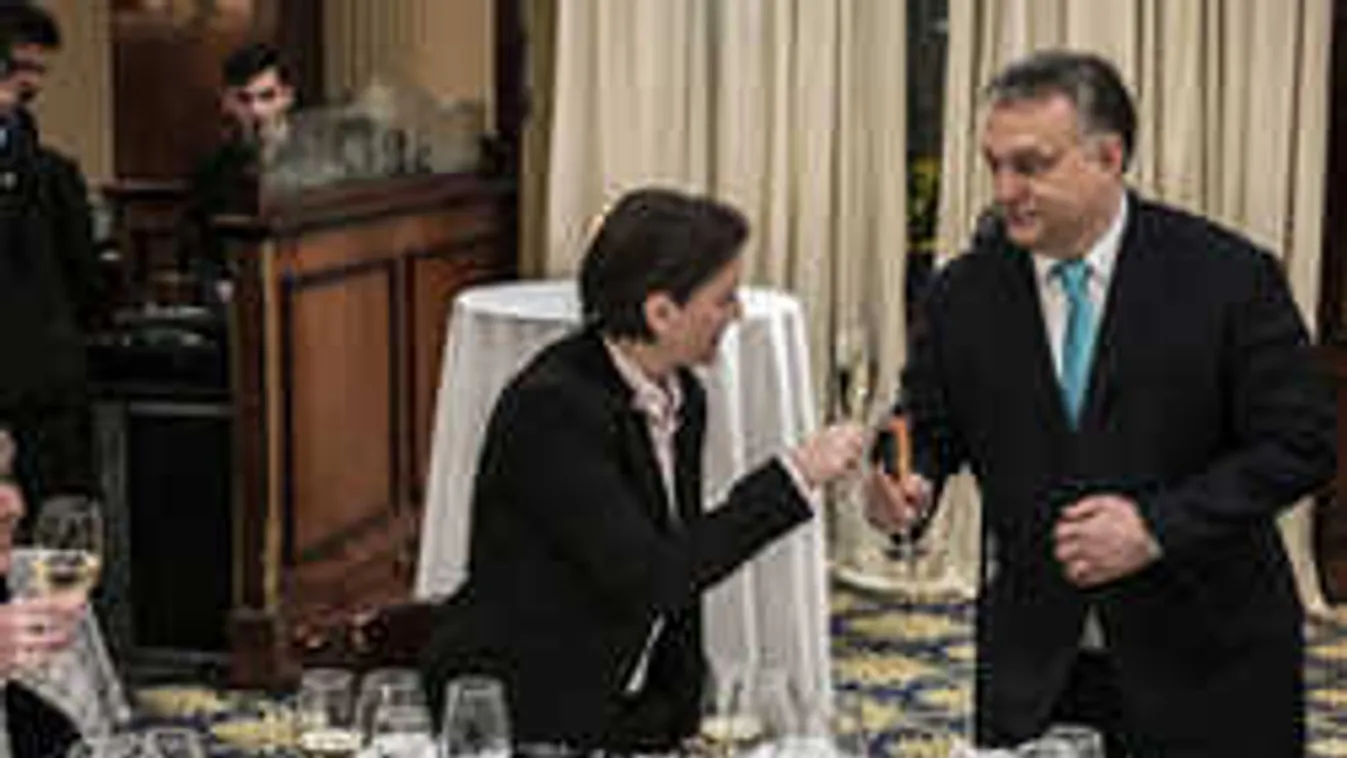 Pezsgő, huszárok és egy nagyon keménynek tűnő hölgy, no meg Orbán Viktor