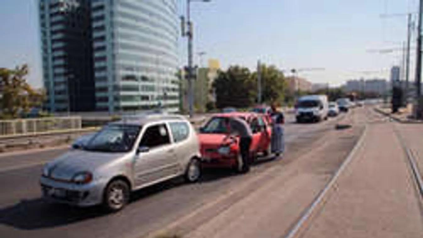 Vége az Árpád hídnak! Három baleset miatt áll a forgalom - képek