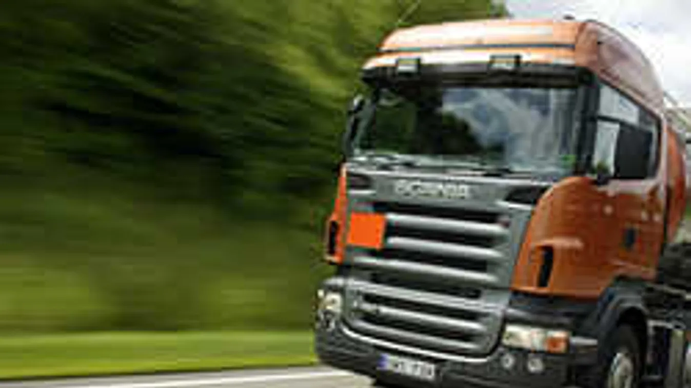 Elárasztják a magyar utakat a kamionok