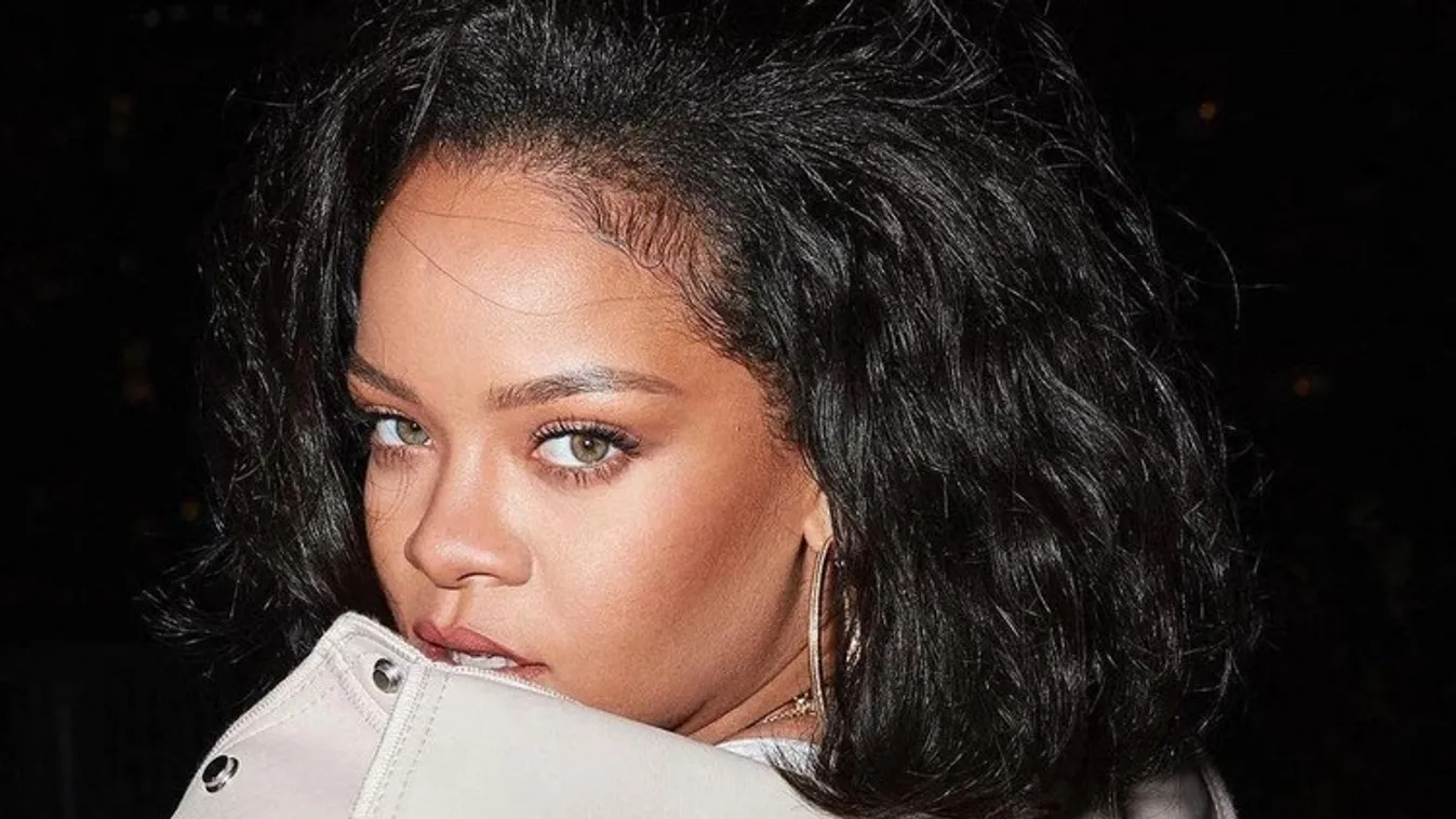 La marque de cosmétiques de Rihanna Fenty Beauty lance une gamme de poudre de maquillage avec 50 couleurs différentes ***EXCLUSIVE*** 