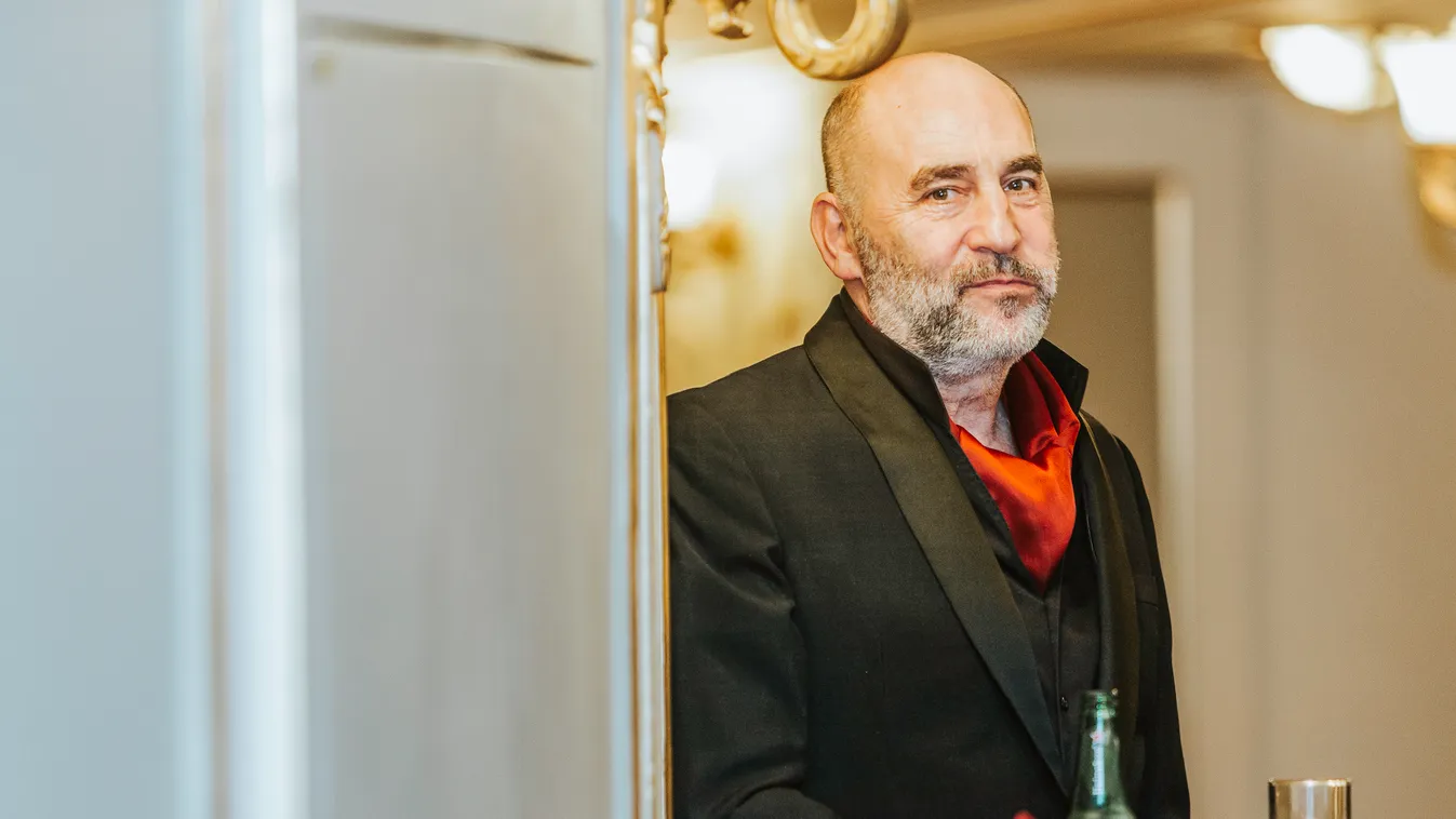 A nyílt utcán napozott Kulka János