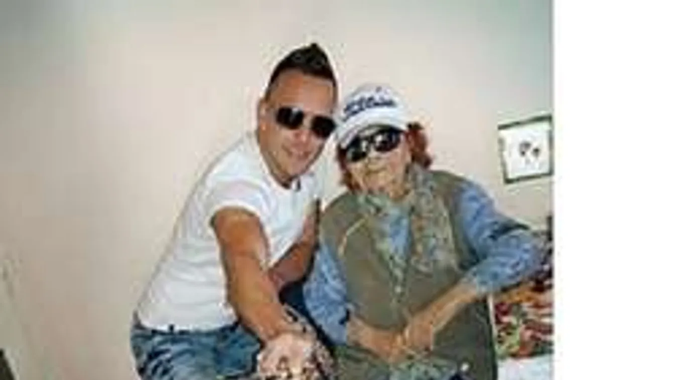 101 éves dédi szelfije tartol a neten!