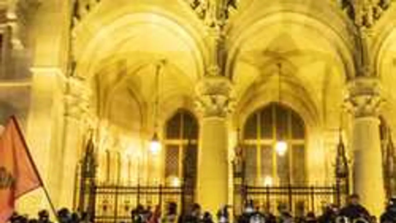 Az agresszív ellenzéki demonstrálók megint a rendőrökre támadtak