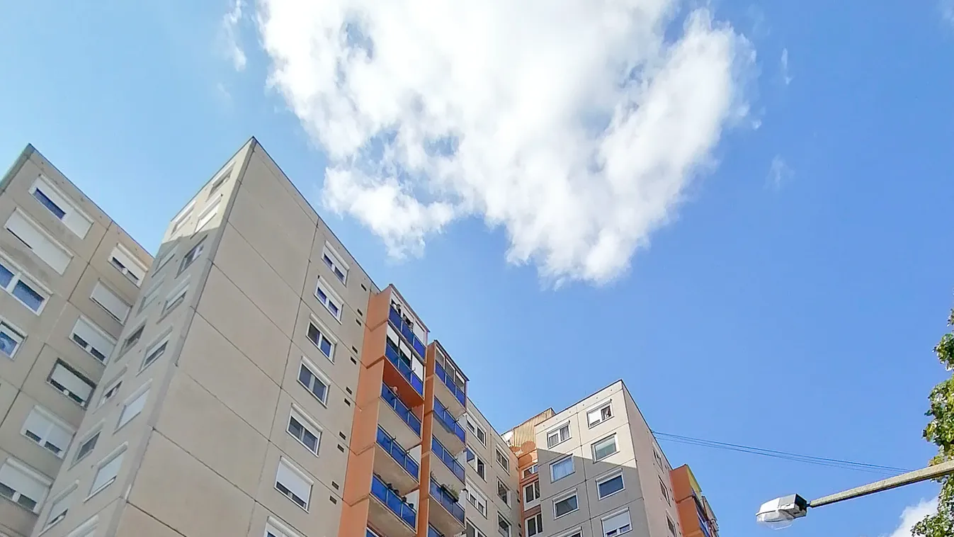 „Igazi csoda, hogy túlélte” – ezért ugrott le a panelházról a 21 éves férfi Celldömölkön