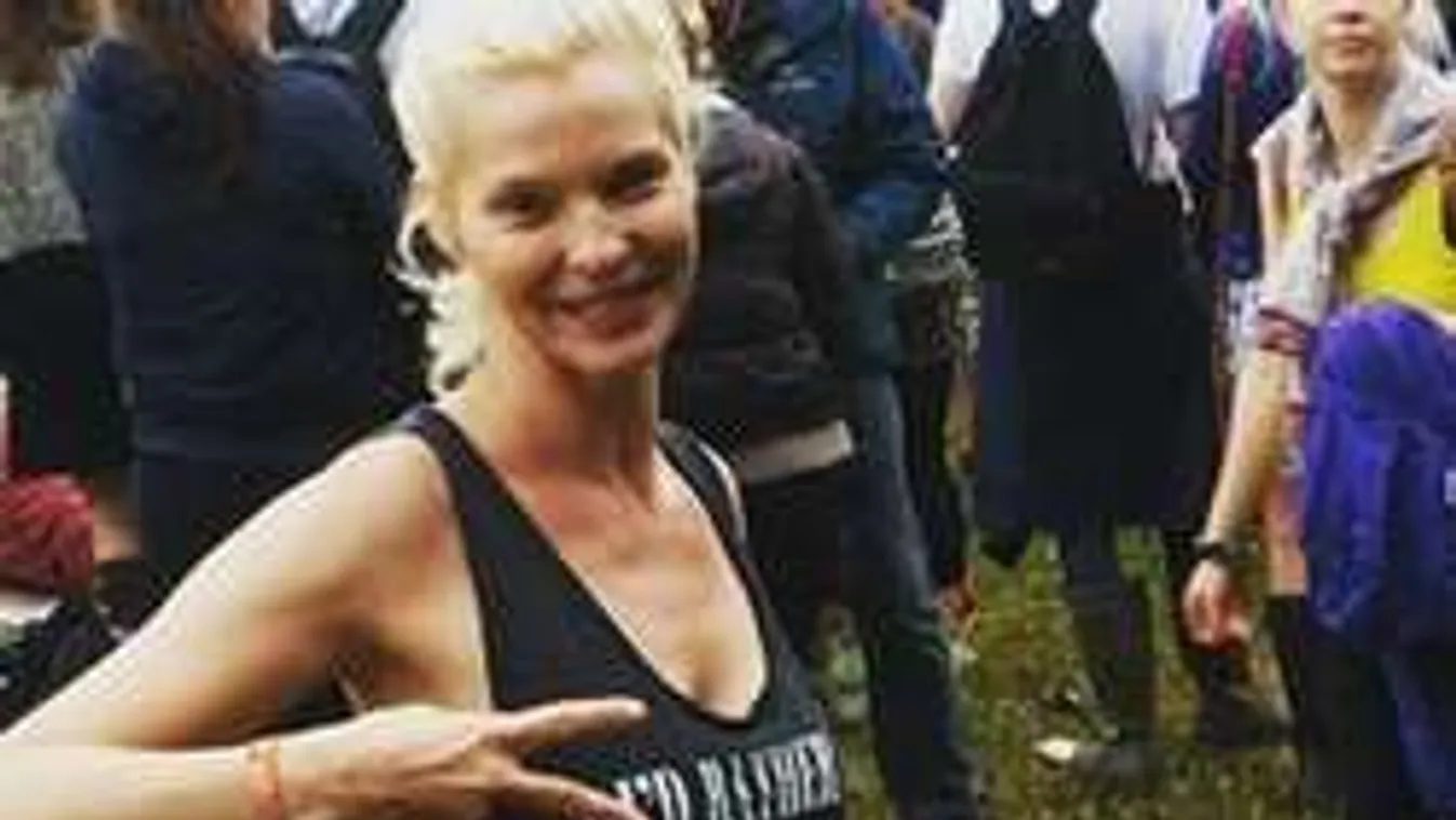 Bevállalós! - Lilu mély dekoltázzsal hódít a fesztiválon