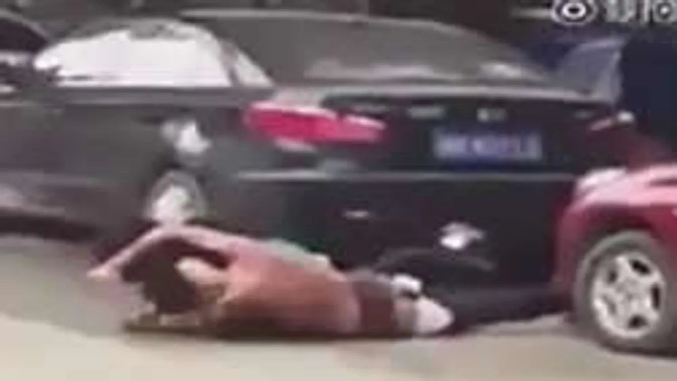 Meztelenre verekedte magát a szerelmespár az utcán!