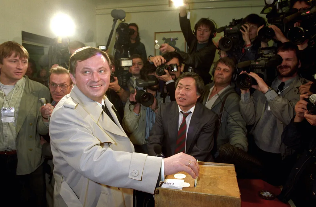 Németh Miklós, a Kádár-korszak utolsó miniszterelnöke adja le szavazatát. Az 1990-es választáson függetlenként indult, 1991-ben az EBRD egyik alelnöki székéért lemondott képviselői mandátumáról is. MTI Fotó: Soós Lajos