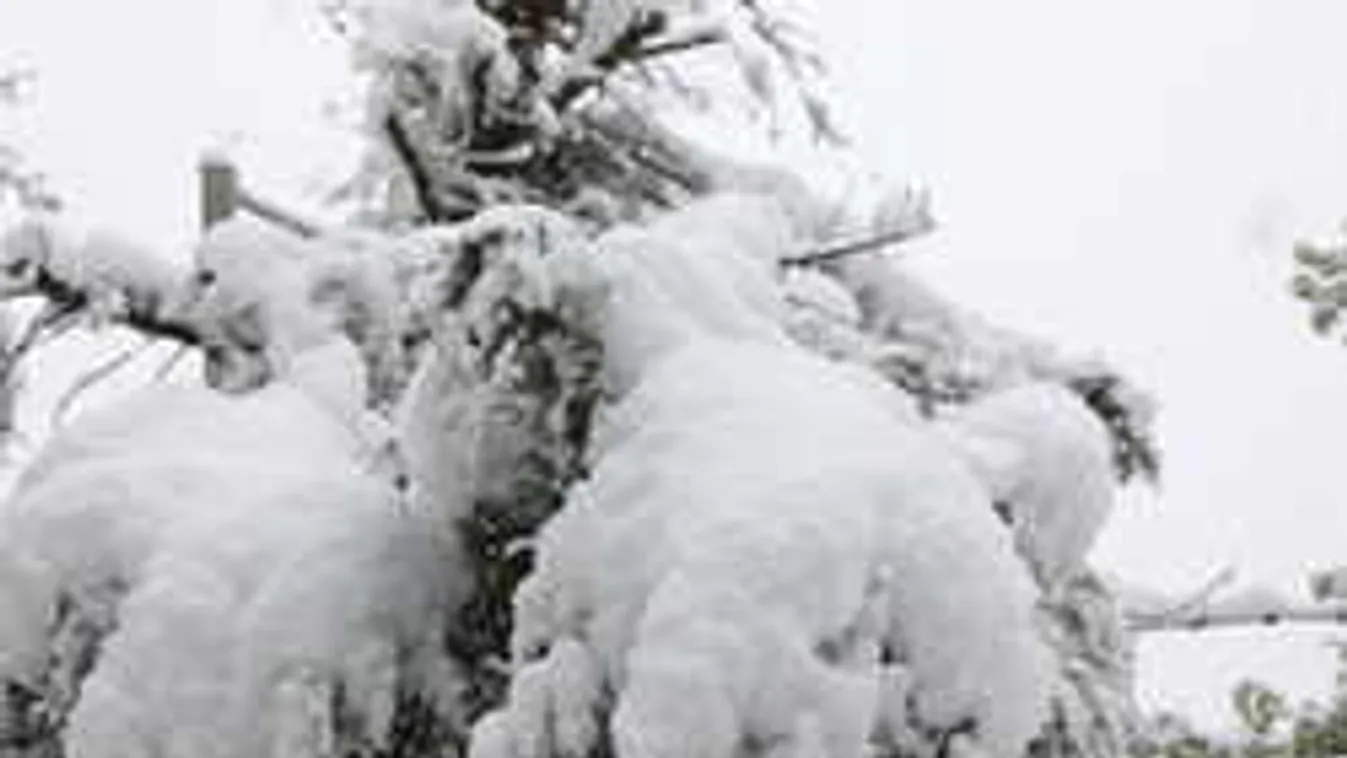 Megbénult a közlekedés, nem engedik felszállni a repülőket sem