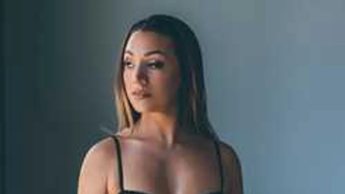 A tükörben mutatta meg mellbimbóit a pajkos keblű edzőlány