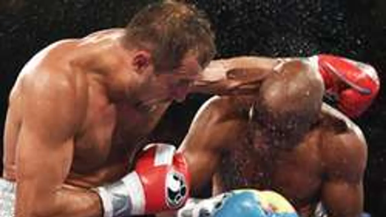 Csattant a pofon, kirepült a ringből a bokszlegenda - videó