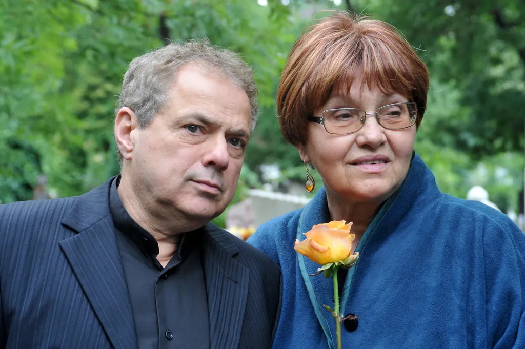 Budapest, 2011. július 29. Rózsa György mûsorvezetõ (b) és Pécsi Ildikó színmûvész áll a budapesti Farkasréti temetõben, ahol felavatták Antal Imre sírkövét, amelyet a Magyar Televízió állított a 2008-ban elhunyt legendás zongoramûvész, televíziós mûsorvezetõ sírjára. MTI Fotó: Soós Lajos