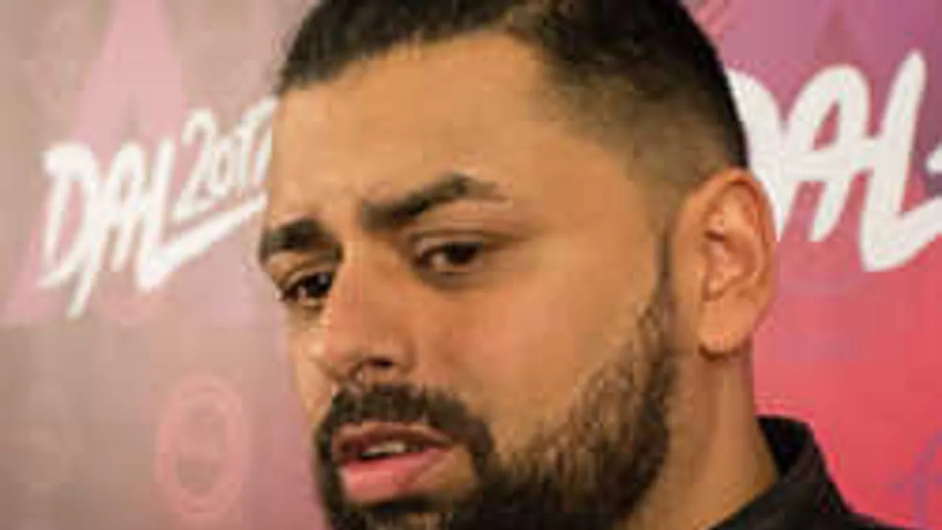 Ez kínos: Élő adásban osztotta ki a műsorvezető Pápai Jocit!