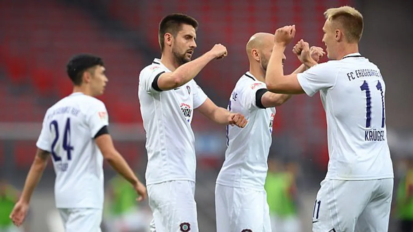 Megszegte az ölelkezős szabályt, jó oka volt rá a csatárnak