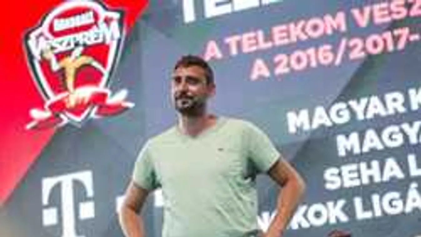 Szem nem marad szárazon, könnyek között búcsúzott a válogatott játékos