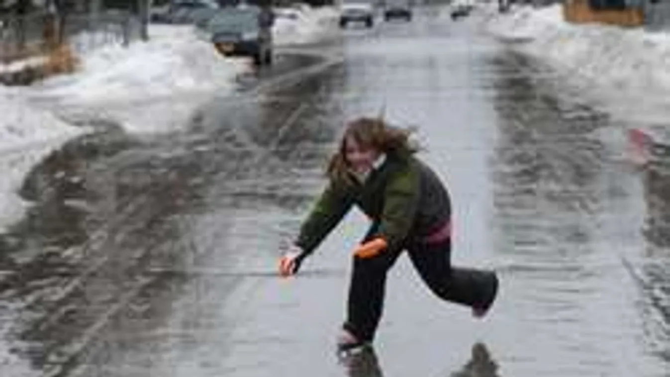 Minden lefagyott, már az utcákon korcsolyáznak!