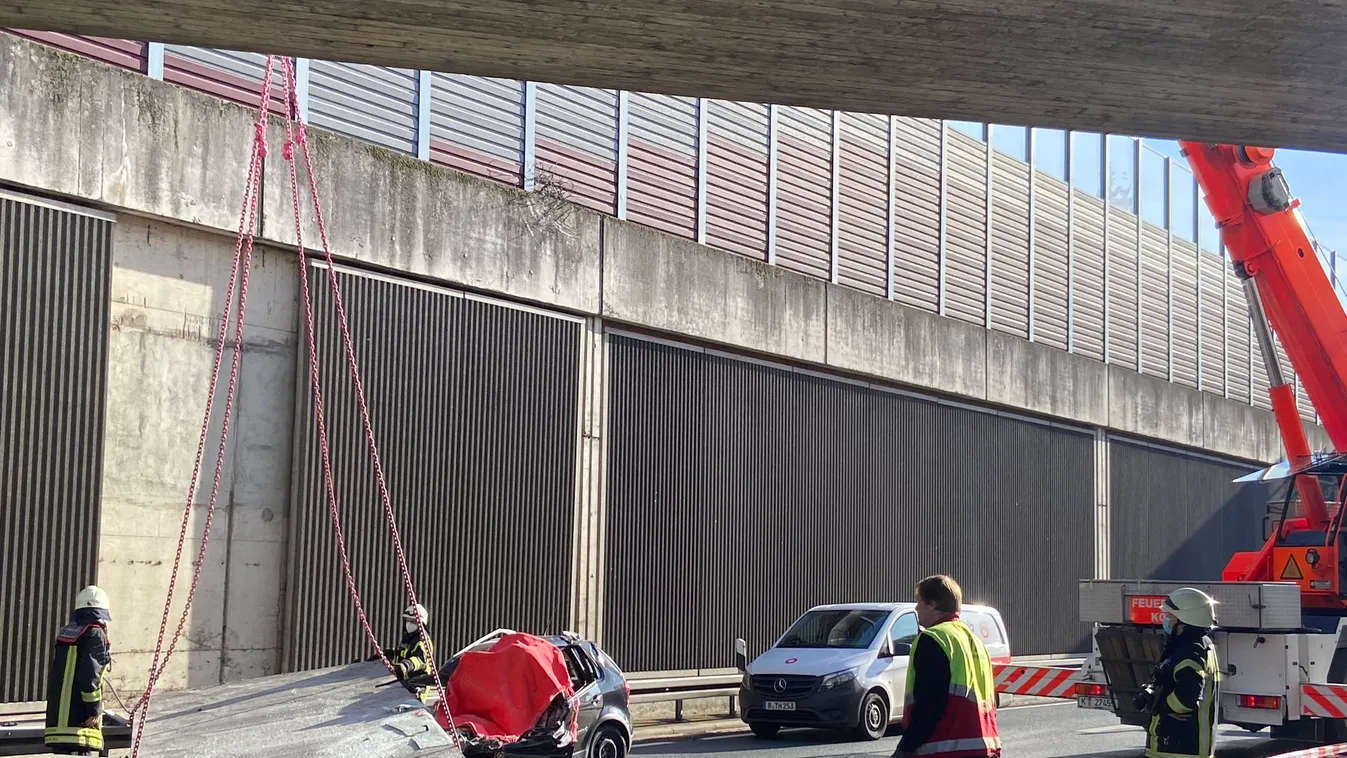 Megrázó fotók érkeztek a menet közben agyonnyomott autós balesetéről