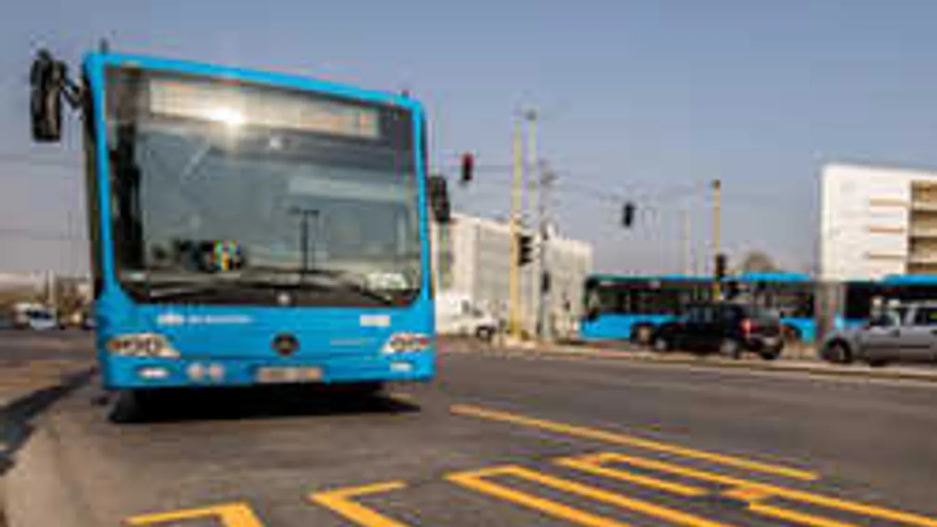 Nadrágjából kilógó pénisszel buszozott egy férfi Budapesten