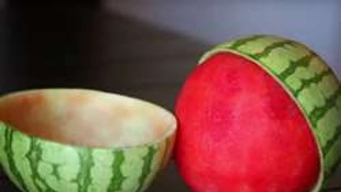 Zseniális partitrükk: így kapd le egyben a dinnye héját - videó