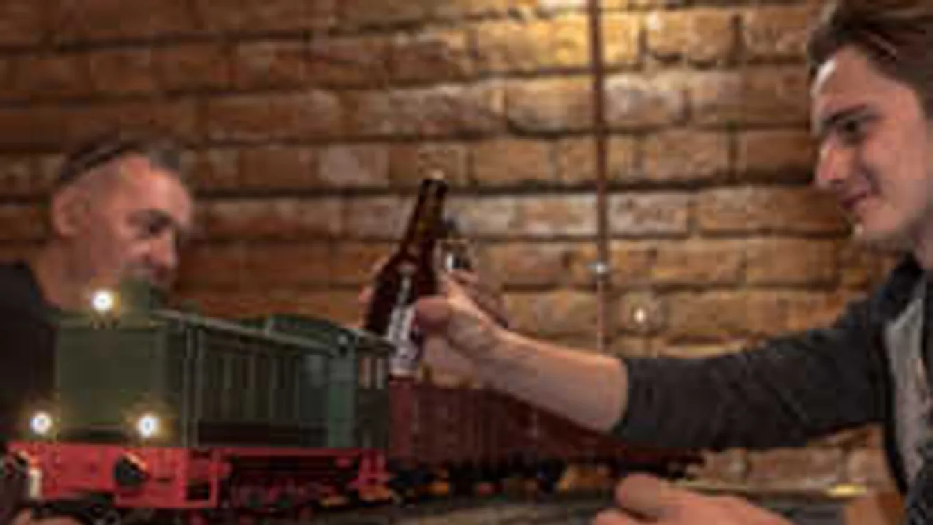 Vonat hozza a sört az étteremasztalhoz Budapesten