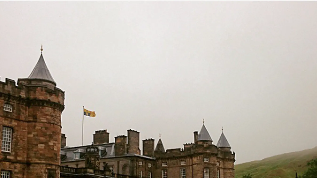 Bombariadó volt a Holyroodhouse-palotában