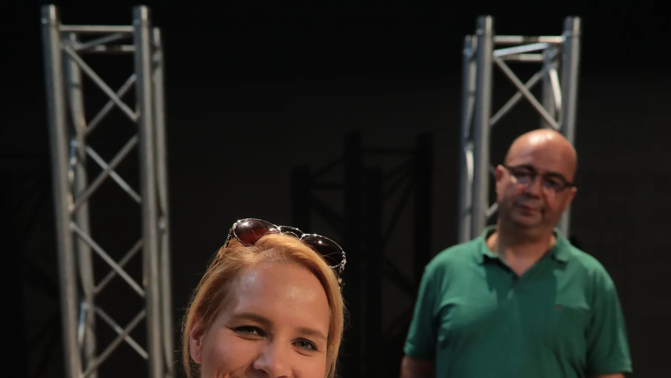 Meglepő fordulat: Tóth Vera visszaült az iskolapadba