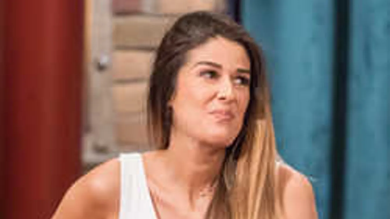 Így tüntette el táskáit a magyar énekesnő