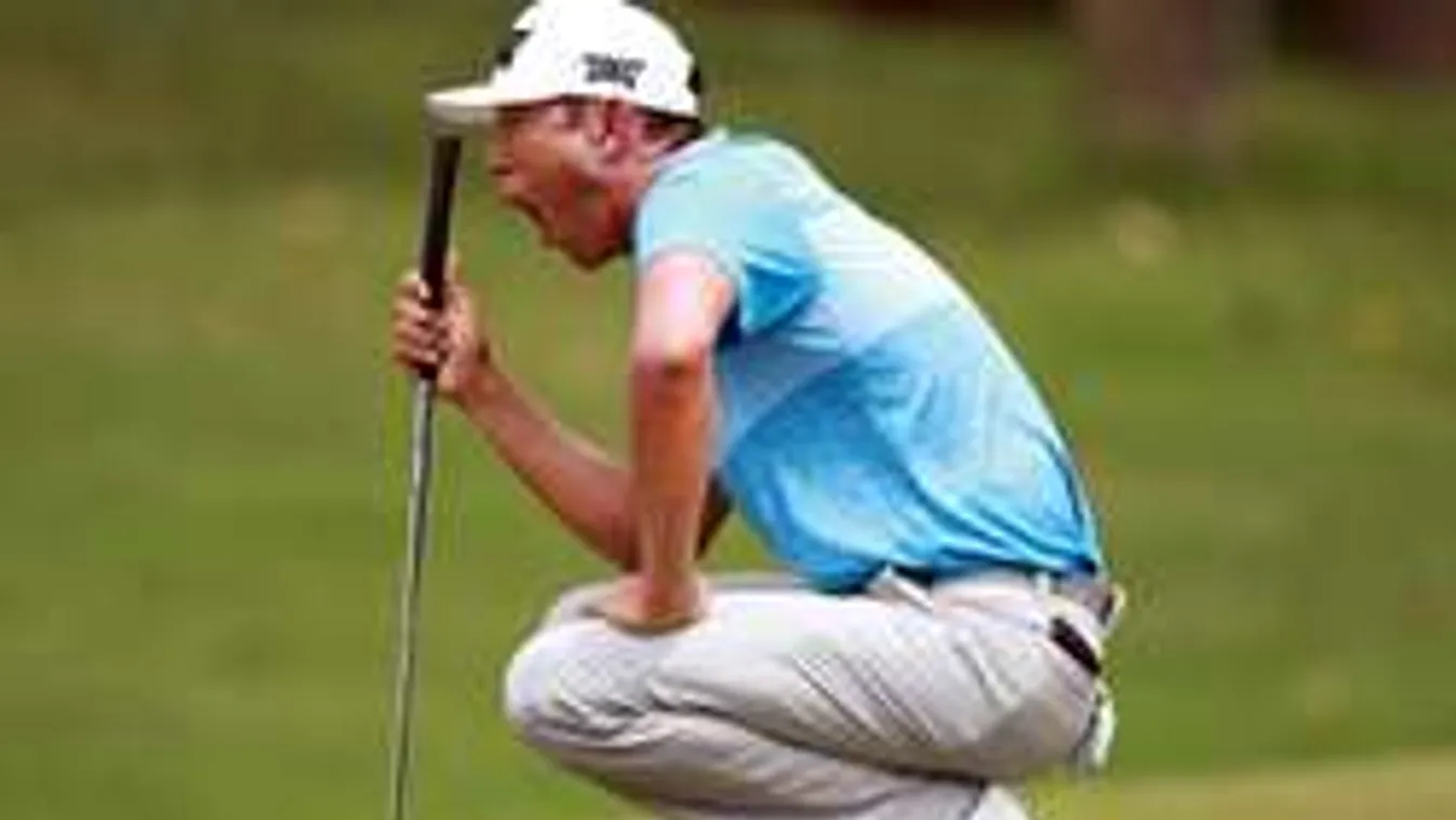 Veszélyben a sportolók, kétméteres fenevad a pályán