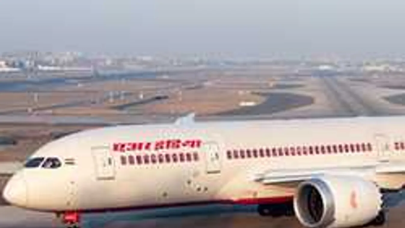 Újabb utasszállítón tört be az ablak menet közben! - videó