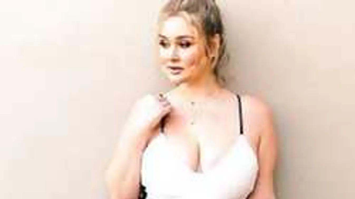 Trükkös módon villantotta meg formás melleit a szőke ducimodell