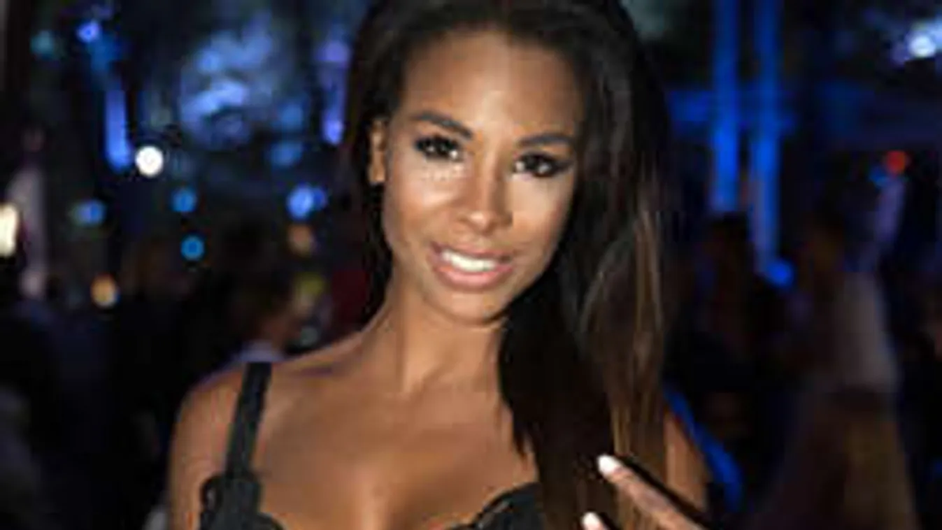 Izgató: Átdöfték a ruhát a szexi magyar műsorvezető mellbimbói!